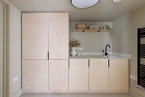 Stylish 4 Bed Home Close to Beach