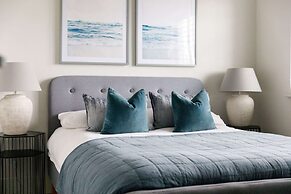 Stylish 4 Bed Home Close to Beach