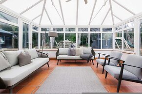 Stylish 4 Bed Home Close to Beach