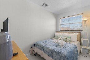 21591/3 Waterfront Duplex With Pool And Spa - Manor 4 Bedroom Home