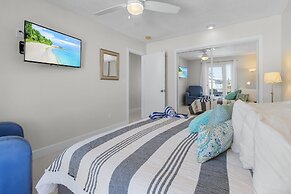 21591/3 Waterfront Duplex With Pool And Spa - Manor 4 Bedroom Home