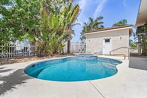 21591/3 Waterfront Duplex With Pool And Spa - Manor 4 Bedroom Home