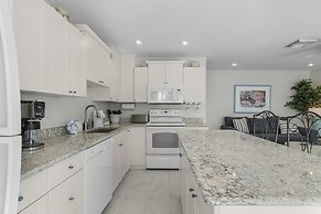 21591/3 Waterfront Duplex With Pool And Spa - Manor 4 Bedroom Home