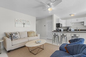 21591/3 Waterfront Duplex With Pool And Spa - Manor 4 Bedroom Home