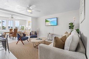 21591/3 Waterfront Duplex With Pool And Spa - Manor 4 Bedroom Home