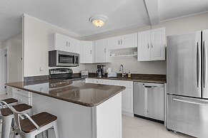 21591/3 Waterfront Duplex With Pool And Spa - Manor 4 Bedroom Home