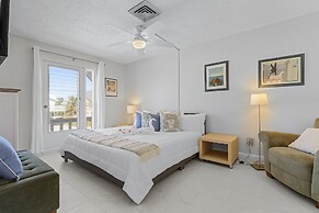 21591/3 Waterfront Duplex With Pool And Spa - Manor 4 Bedroom Home