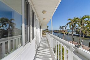 21591/3 Waterfront Duplex With Pool And Spa - Manor 4 Bedroom Home