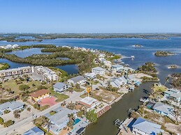 21591/3 Waterfront Duplex With Pool And Spa - Manor 4 Bedroom Home