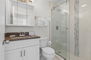 21591/3 Waterfront Duplex With Pool And Spa - Manor 4 Bedroom Home