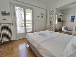 Stylish 1BR Apt With Retro Kitchen View Balcony