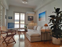 Stylish 1BR Apt With Retro Kitchen View Balcony