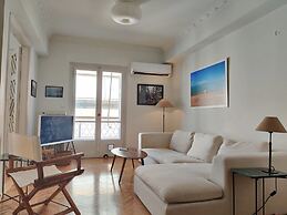 Stylish 1BR Apt With Retro Kitchen View Balcony