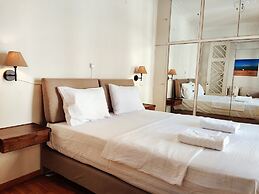 Stylish 1BR Apt With Retro Kitchen View Balcony