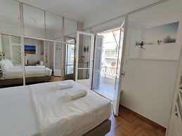 Stylish 1BR Apt With Retro Kitchen View Balcony