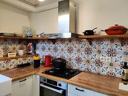 Stylish 1BR Apt With Retro Kitchen View Balcony