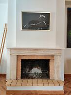 Stylish 1BR Apt With Retro Kitchen View Balcony