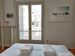 Stylish 1BR Apt With Retro Kitchen View Balcony