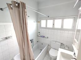 Stylish 1BR Apt With Retro Kitchen View Balcony