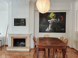 Stylish 1BR Apt With Retro Kitchen View Balcony