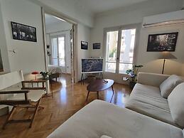 Stylish 1BR Apt With Retro Kitchen View Balcony