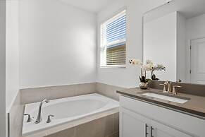 Chic 5bed Home With Themed Rooms