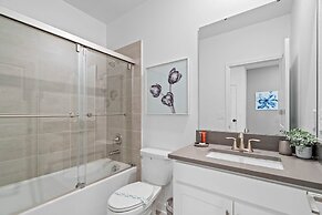 Chic Spacious 5BR Retreat Near Disney