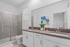 Chic Spacious 5BR Retreat Near Disney