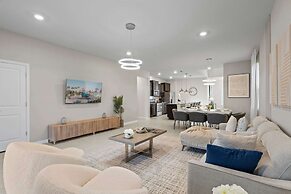 Chic 7bed With Private Pool Theme Bedrooms