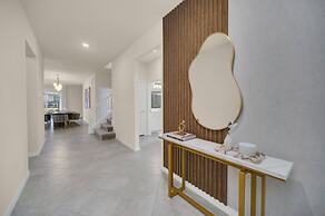 Chic 10br Retreat With Themed Rooms Pool