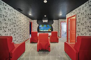 Chic 10br Retreat With Themed Rooms Pool