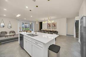 Chic 10br Retreat With Themed Rooms Pool