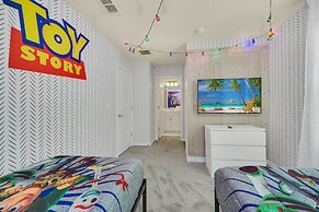 Chic 10br Retreat With Themed Rooms Pool