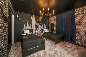 Chic 10br Retreat With Themed Rooms Pool