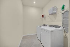 Chic 10br Retreat With Themed Rooms Pool