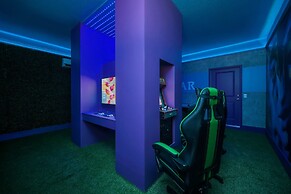 Chic 10br Retreat With Themed Rooms Pool