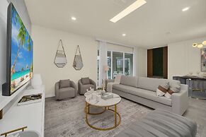 Chic 10br Retreat With Themed Rooms Pool
