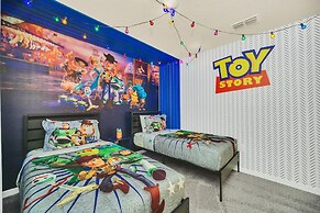 Chic 10br Retreat With Themed Rooms Pool