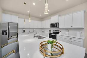 Chic 10br Retreat With Themed Rooms Pool