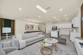 Chic 10br Retreat With Themed Rooms Pool