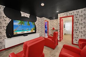 Chic 10br Retreat With Themed Rooms Pool