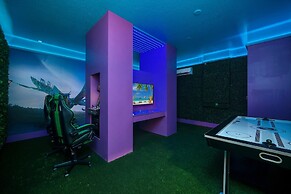 Chic 10br Retreat With Themed Rooms Pool