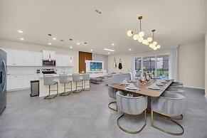 Chic 10br Retreat With Themed Rooms Pool