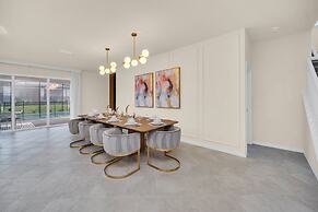 Chic 10br Retreat With Themed Rooms Pool