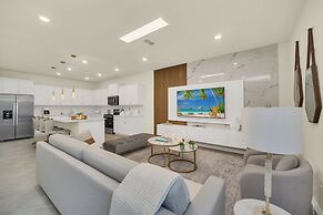 Chic 10br Retreat With Themed Rooms Pool