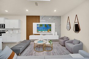 Chic 10br Retreat With Themed Rooms Pool