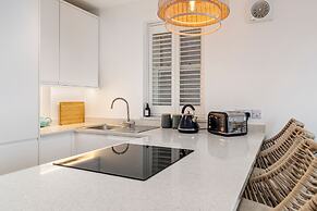 Midnight - Sea Views Town Centre