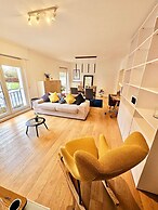 Bright 2 bedrooms flat w parking&balcont