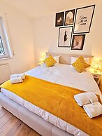 Bright 2 bedrooms flat w parking&balcont