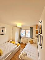 Bright 2 bedrooms flat w parking&balcont